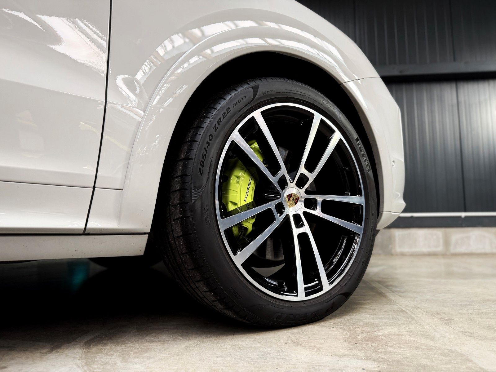 Fahrzeugabbildung Porsche Cayenne E-Hybrid + Vollaust. + Approved +Panoram