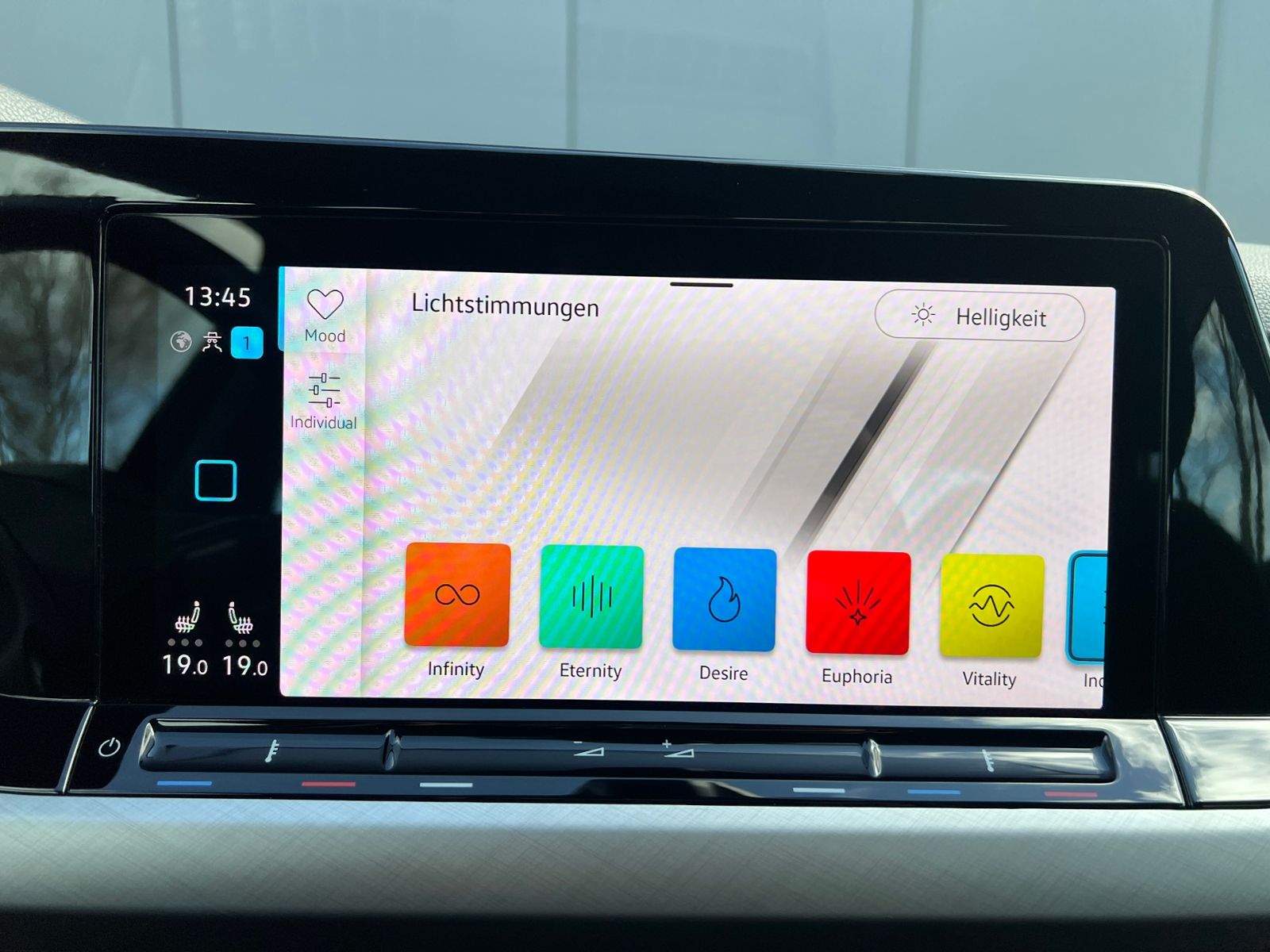 Fahrzeugabbildung Volkswagen Golf VIII 1.5 eTSI Life *AHK, Navi, AppConnect,