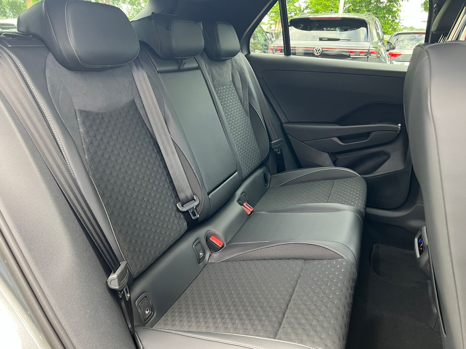 Fahrzeugabbildung Volkswagen T-Roc R-Line 1.5 eTSI DSG *AHK, LED, ACC, 18"-LM