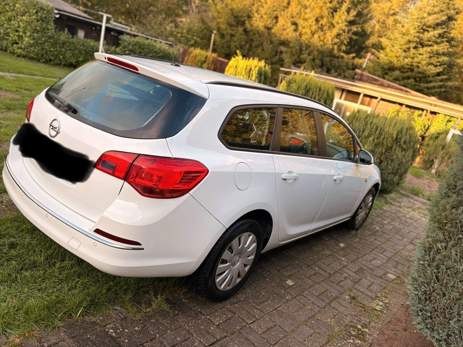 Opel Astra 2015 — rear view