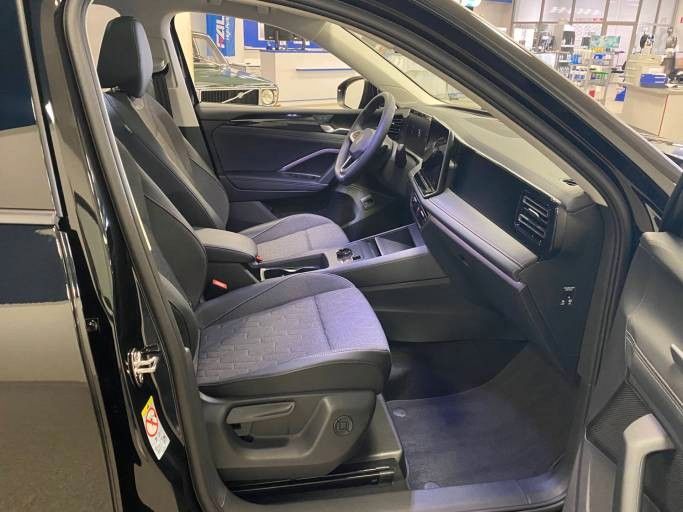 Fahrzeugabbildung Volkswagen Tiguan 1.5 eTSI OPF DSG+AHK + NAVI+PARKASSISTENT
