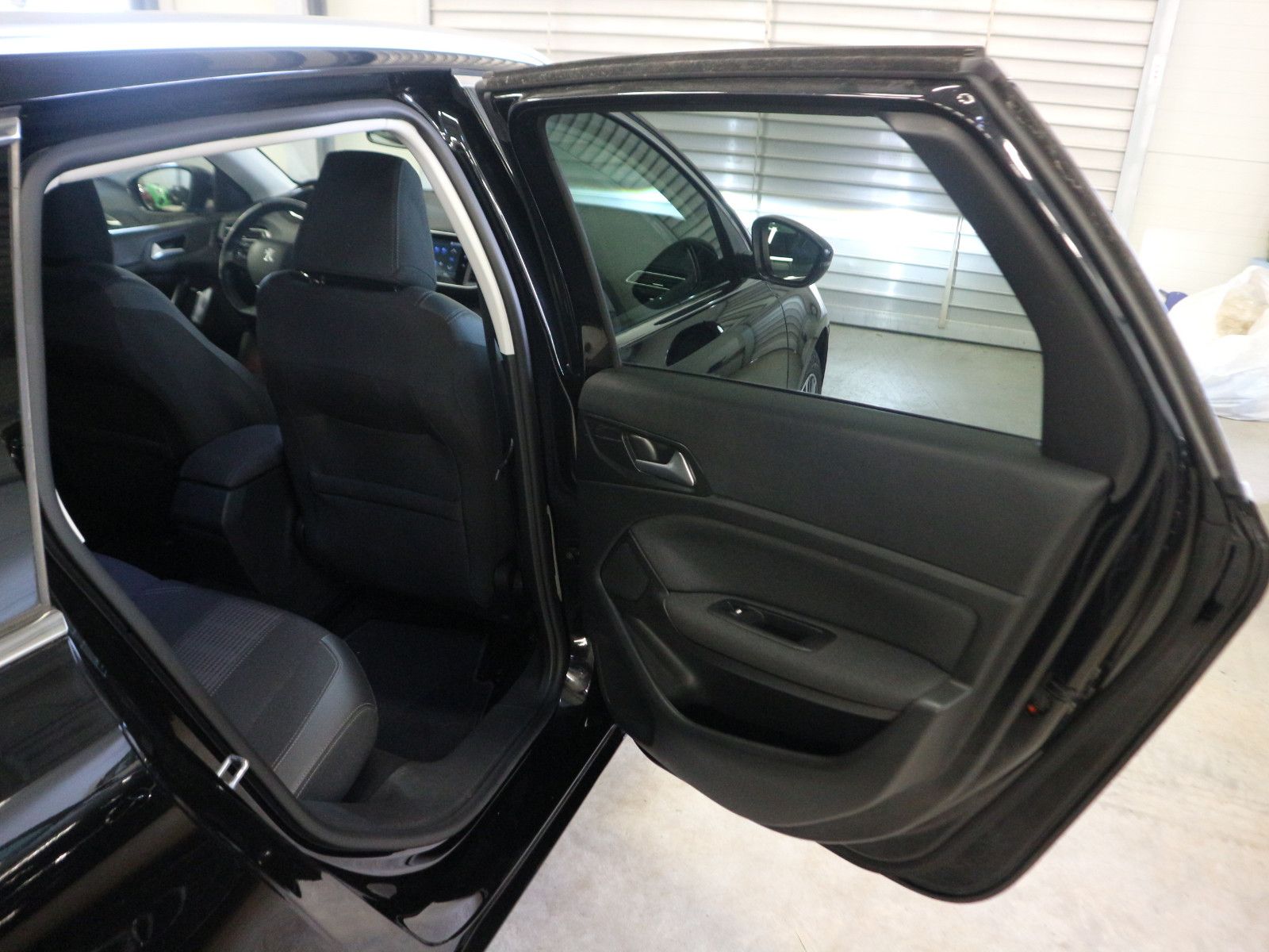 Fahrzeugabbildung Peugeot 308 SW Allure Pack ACC AHK Blis Nav Kam SHZ LED