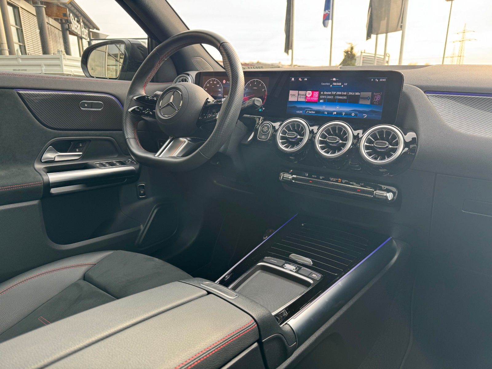 Fahrzeugabbildung Mercedes-Benz GLA 200 AMG+Pano+Distr+Ambiente+Multibeam+