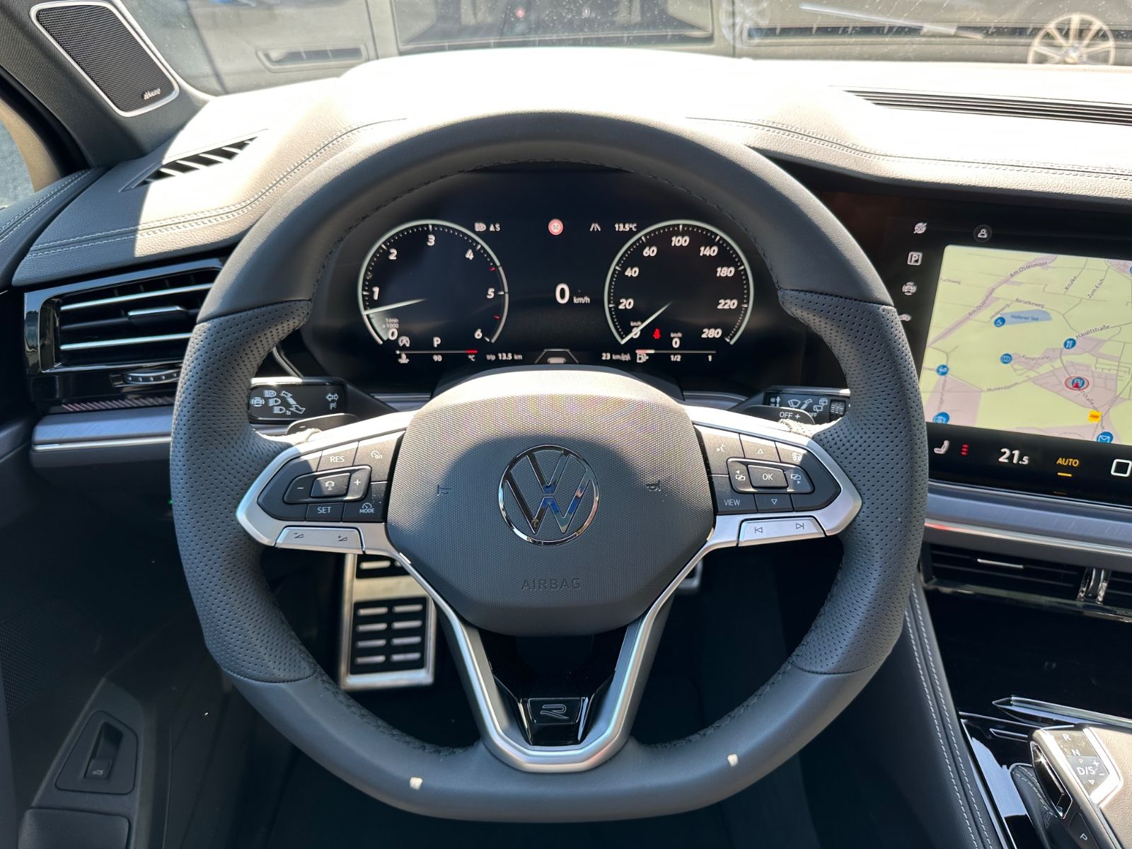 Fahrzeugabbildung Volkswagen Touareg 3.0 TDI 4Motion R-Line Pano/AHK/IQ/Navi