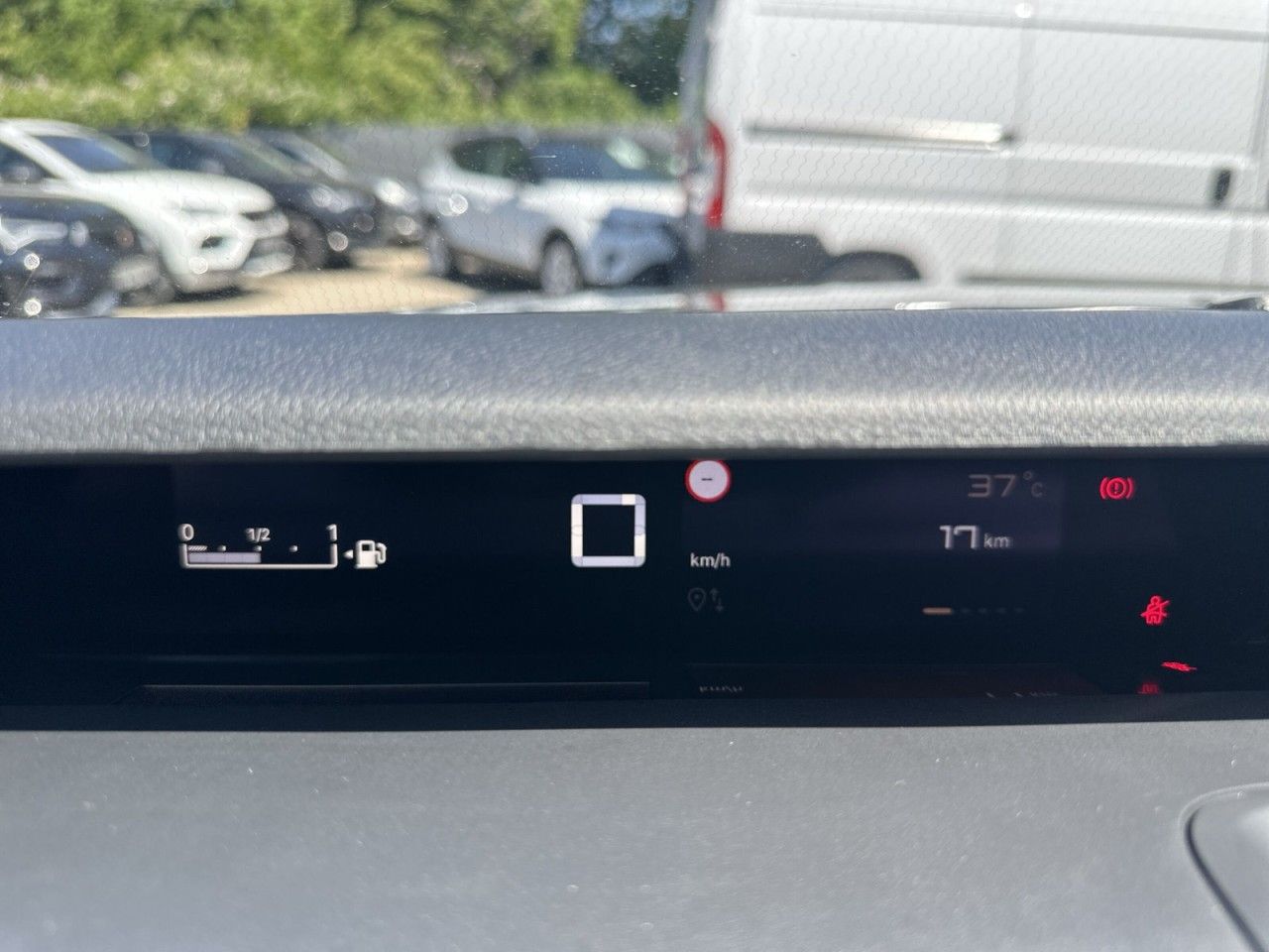 Fahrzeugabbildung Citroën C3 Aircross Turbo 100 PLUS - mit KI generiert/bearbeitet
