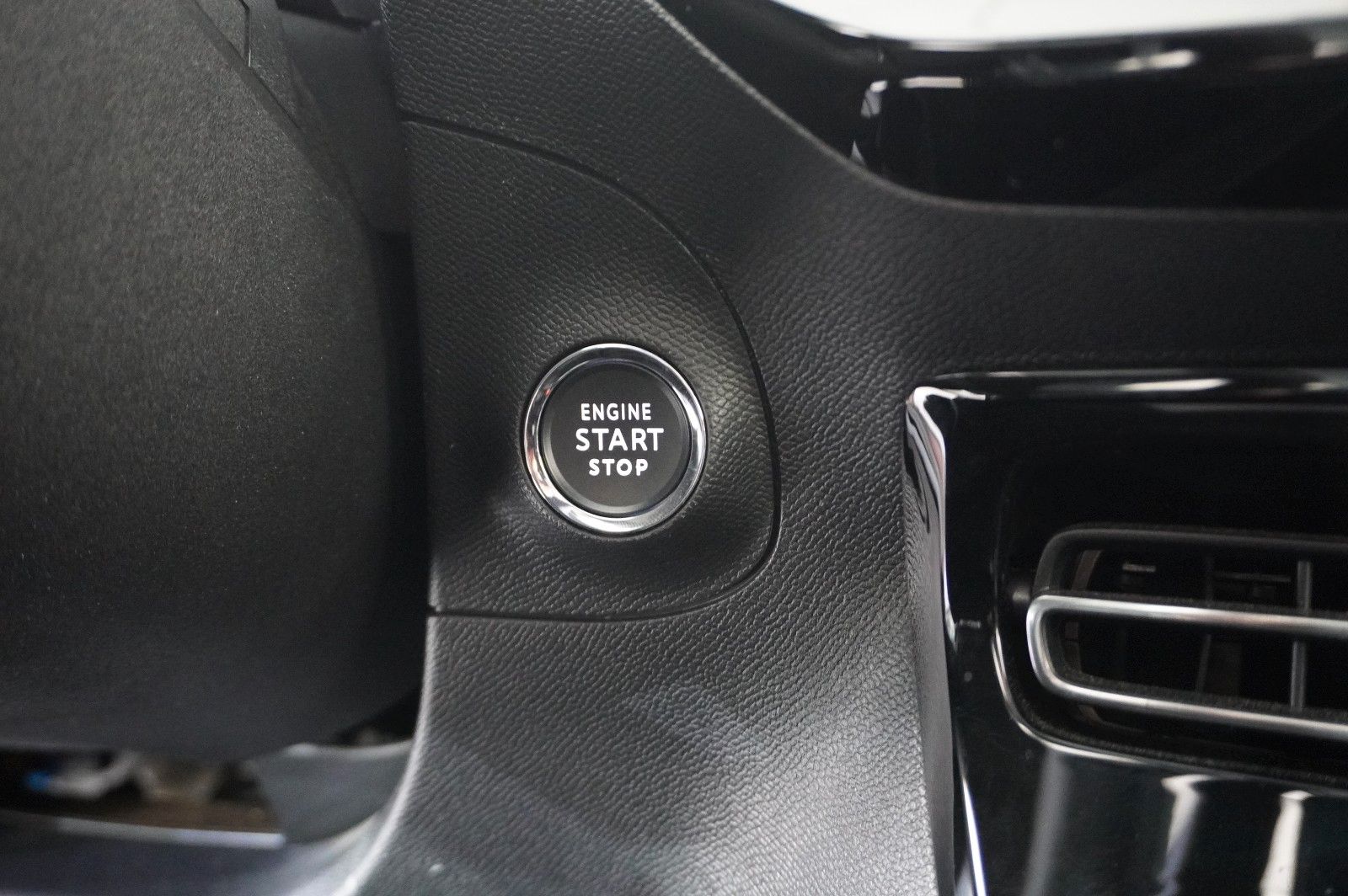 Fahrzeugabbildung Opel Mokka ELEGANCE 1.2T NAVI/LED/KAMERA/SPORT/VIRT.