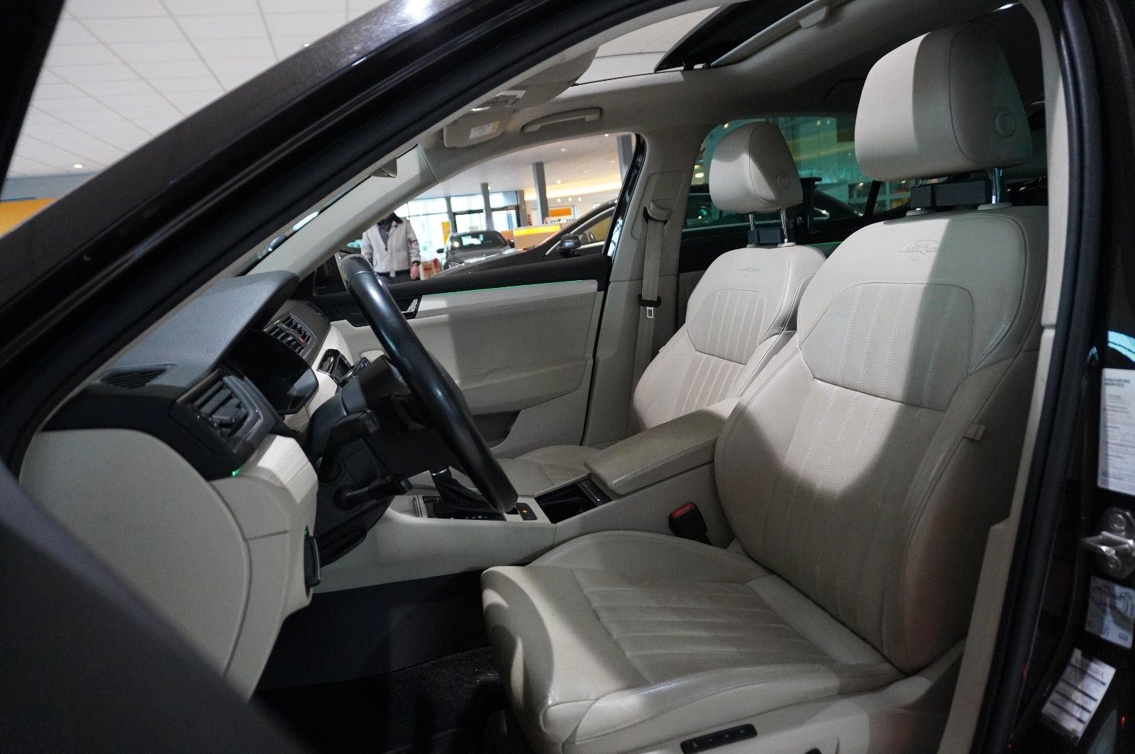 Fahrzeugabbildung SKODA Superb Lim. 2.0 TSI L&K 4X4 DSG NAVI/KAMERA/AHK