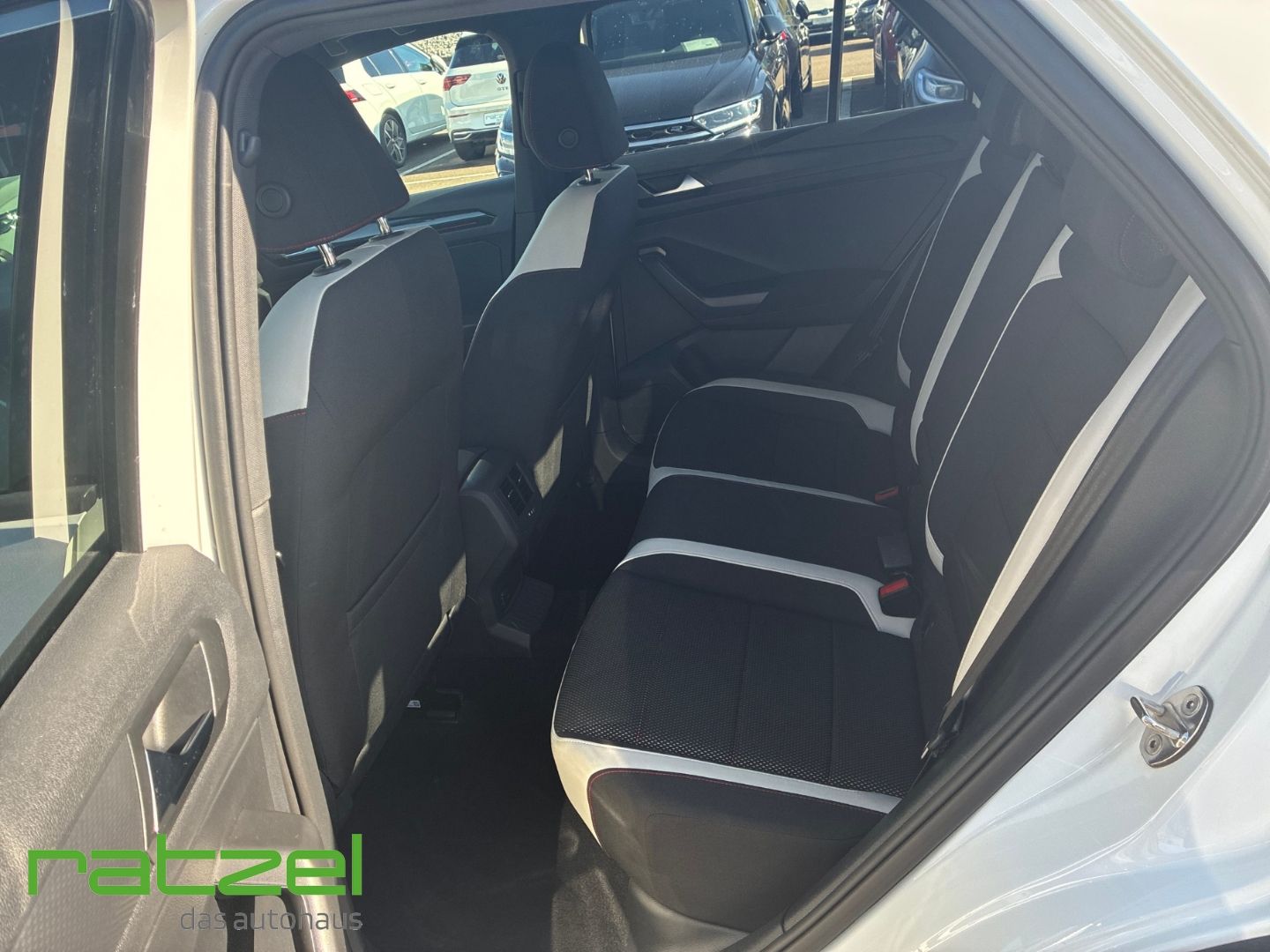 Fahrzeugabbildung Volkswagen T-Roc 1.5 TSI DSG R-Line RFK Navi AHK abnehmbar