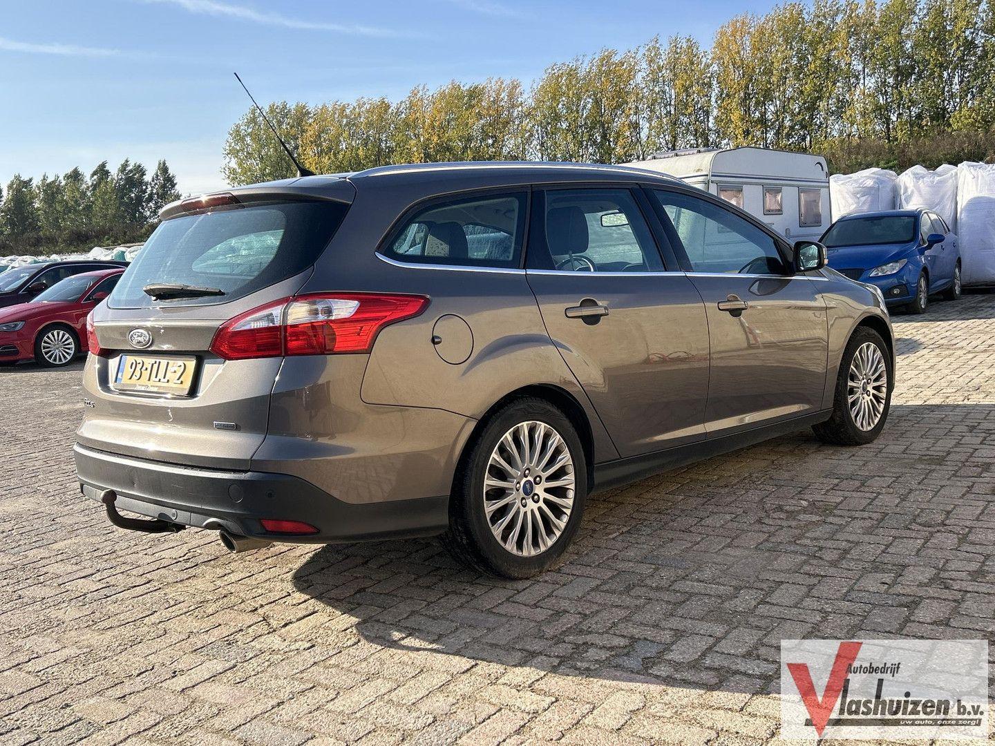 Ford Focus 2012 — rear view