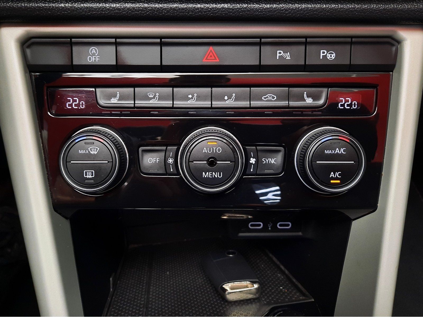 Fahrzeugabbildung Volkswagen T-Roc Cabrio Style TSI DSG *Navi*AHK*Cam*PDC*LED
