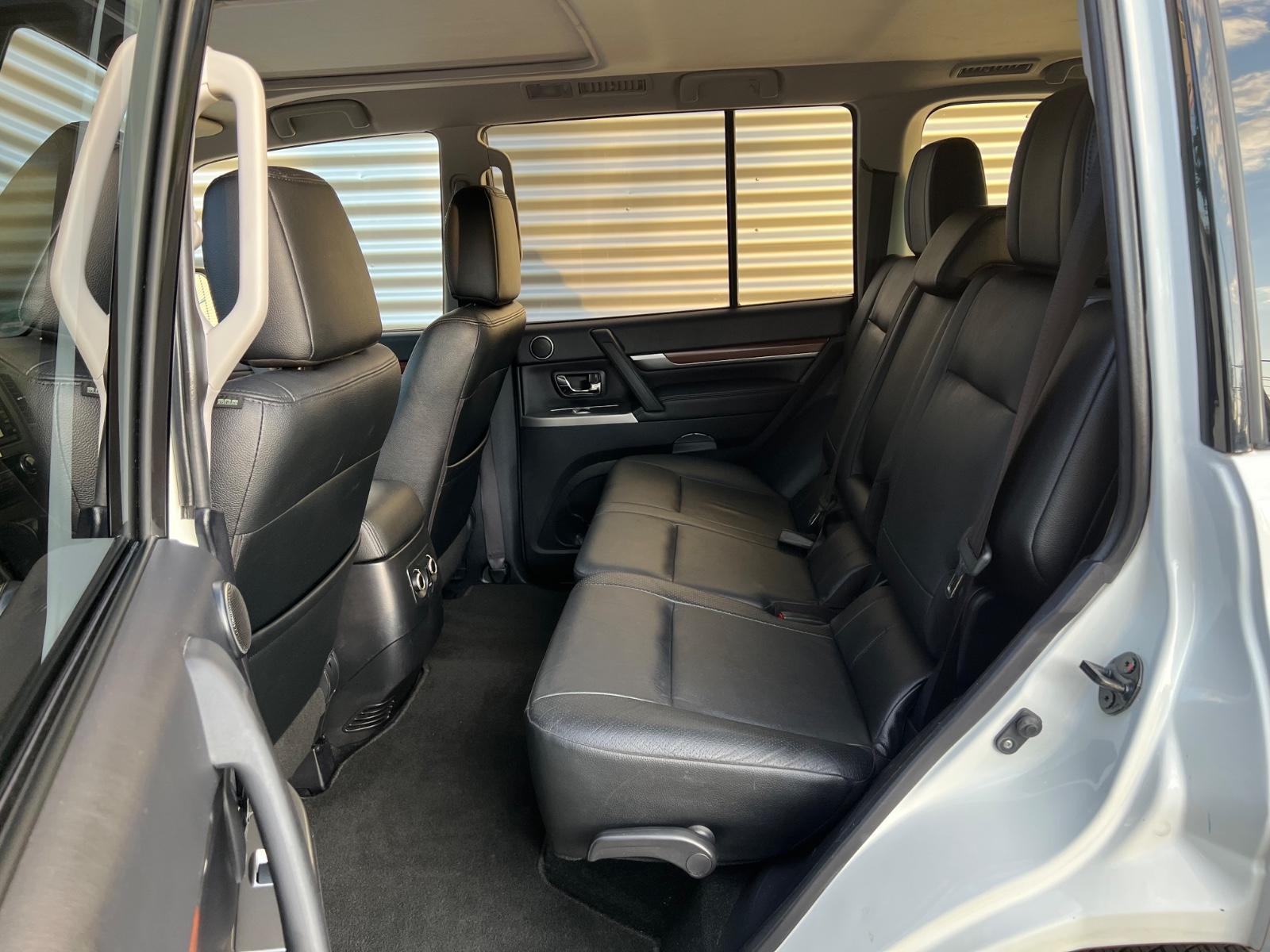 Mitsubishi Pajero 3.2 DI-D 200 ch Instyle 4x4 - 7 places - Cuir - GPS - Toit ouvrant