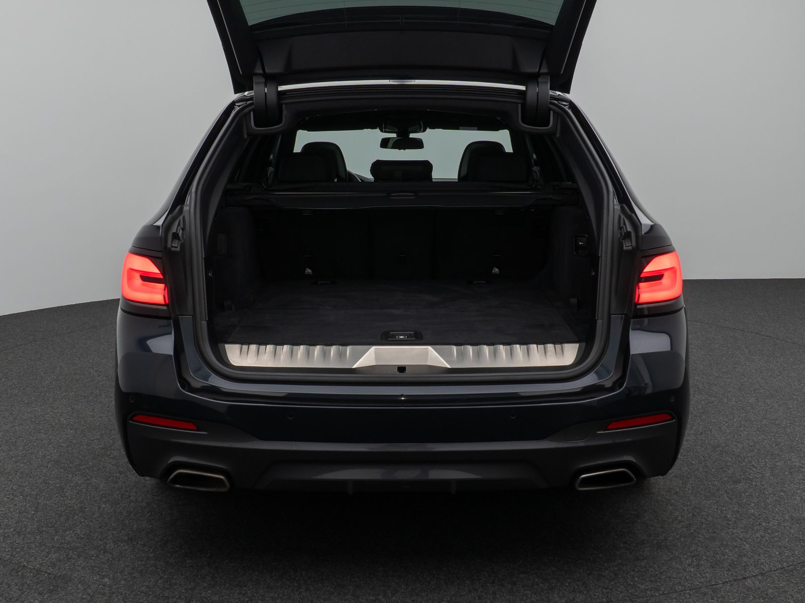 Fahrzeugabbildung BMW 530e xD M Sport Panorama Kamera HUD DAB HiFi