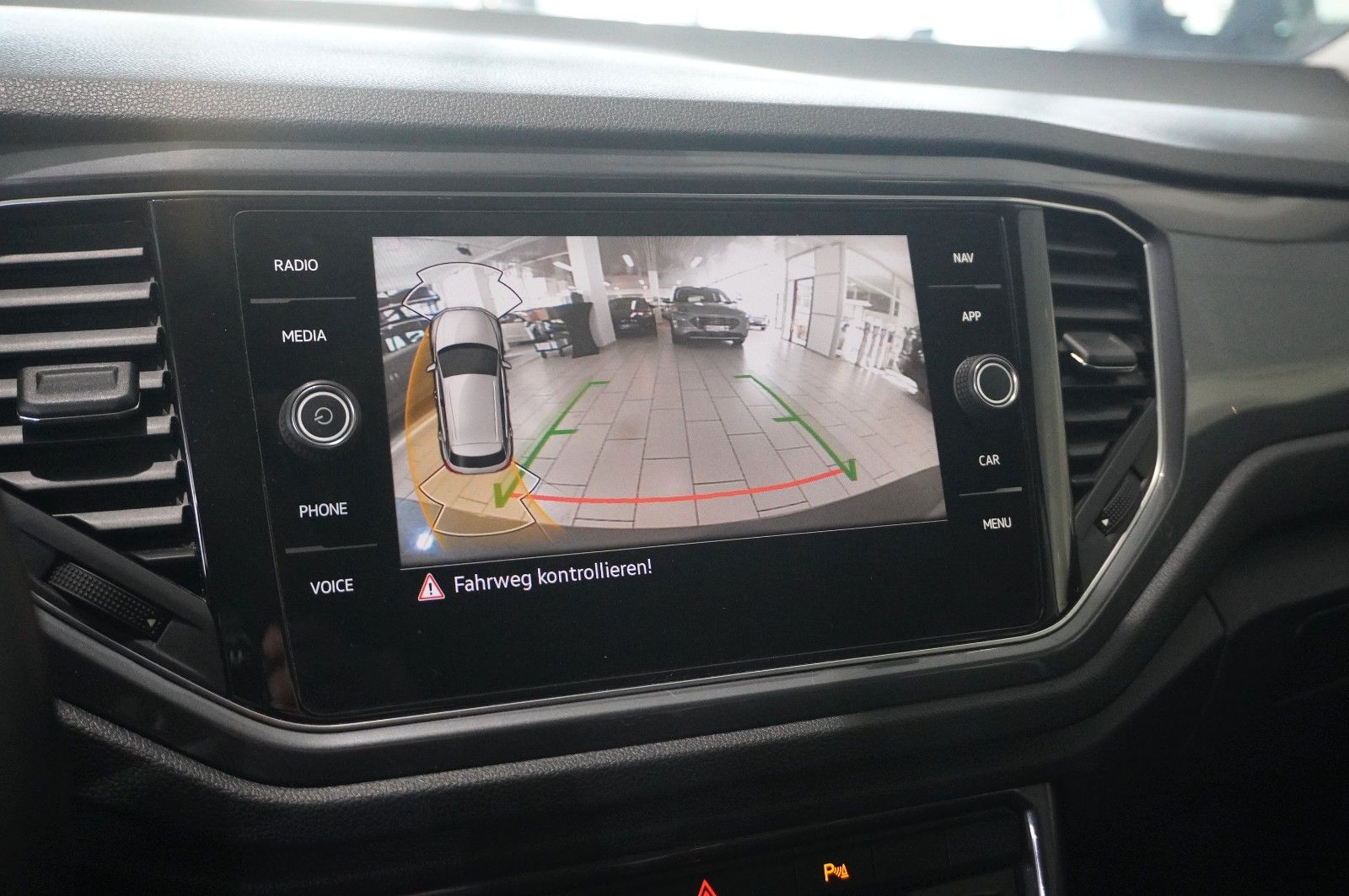 Fahrzeugabbildung Volkswagen T-Roc 1.5 TSI R-LINE SPORT NAVI/LED/KAMERA/VIRT.