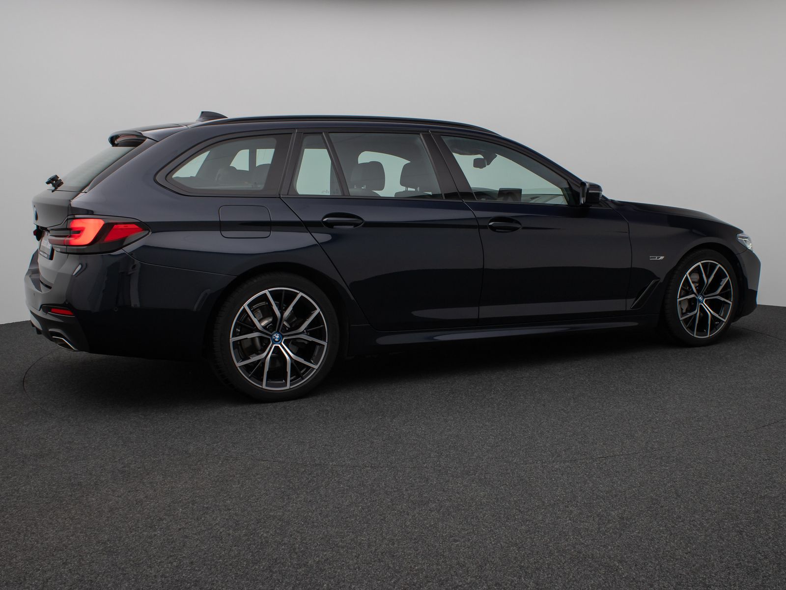 Fahrzeugabbildung BMW 530e xD M Sport Individual Panorama HUD H/K Voll