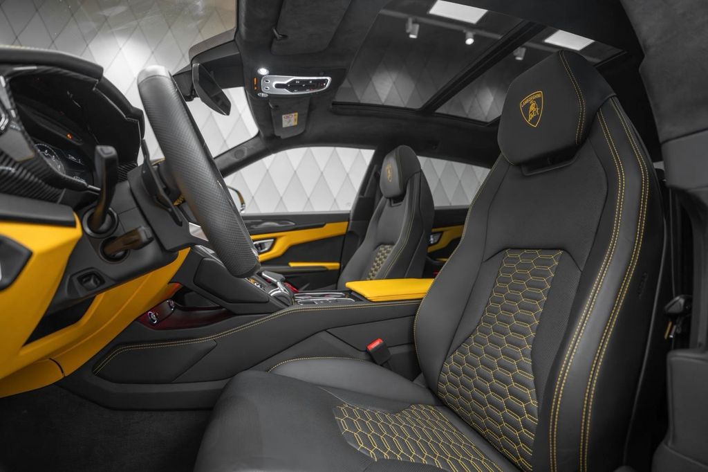 Urus 4.0 V8 S YELLOW/BLACK YELLOW PANO B&O - Bild 14