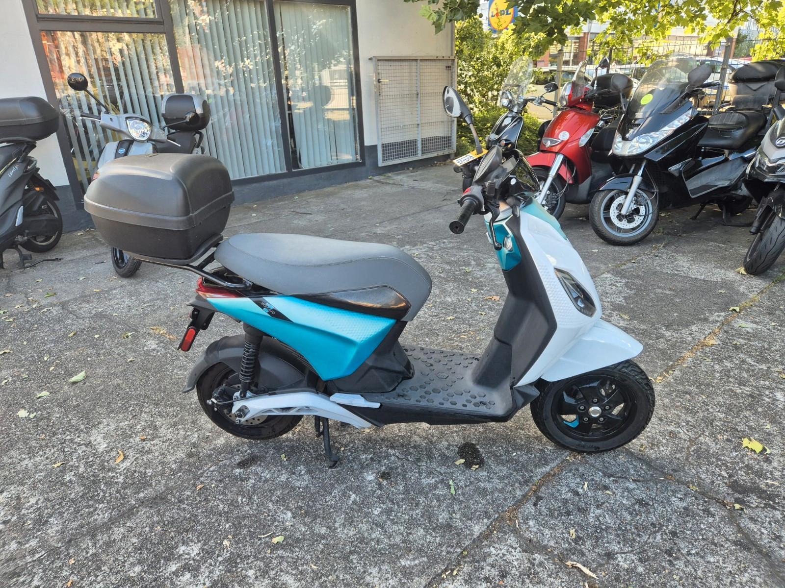 Piaggio ONE Active+ Elektroroller mit Topcase