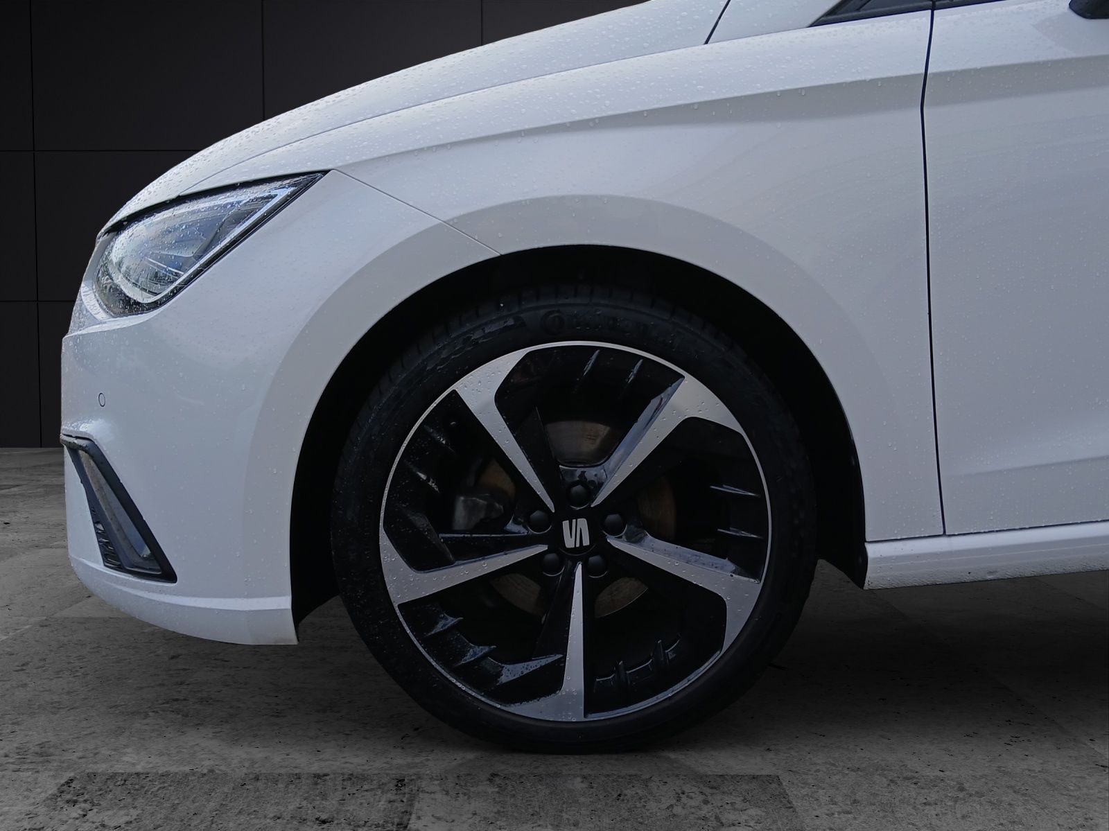 Fahrzeugabbildung SEAT Ibiza TSI FR DSG LED Navi AID ACC RFK SH 18"