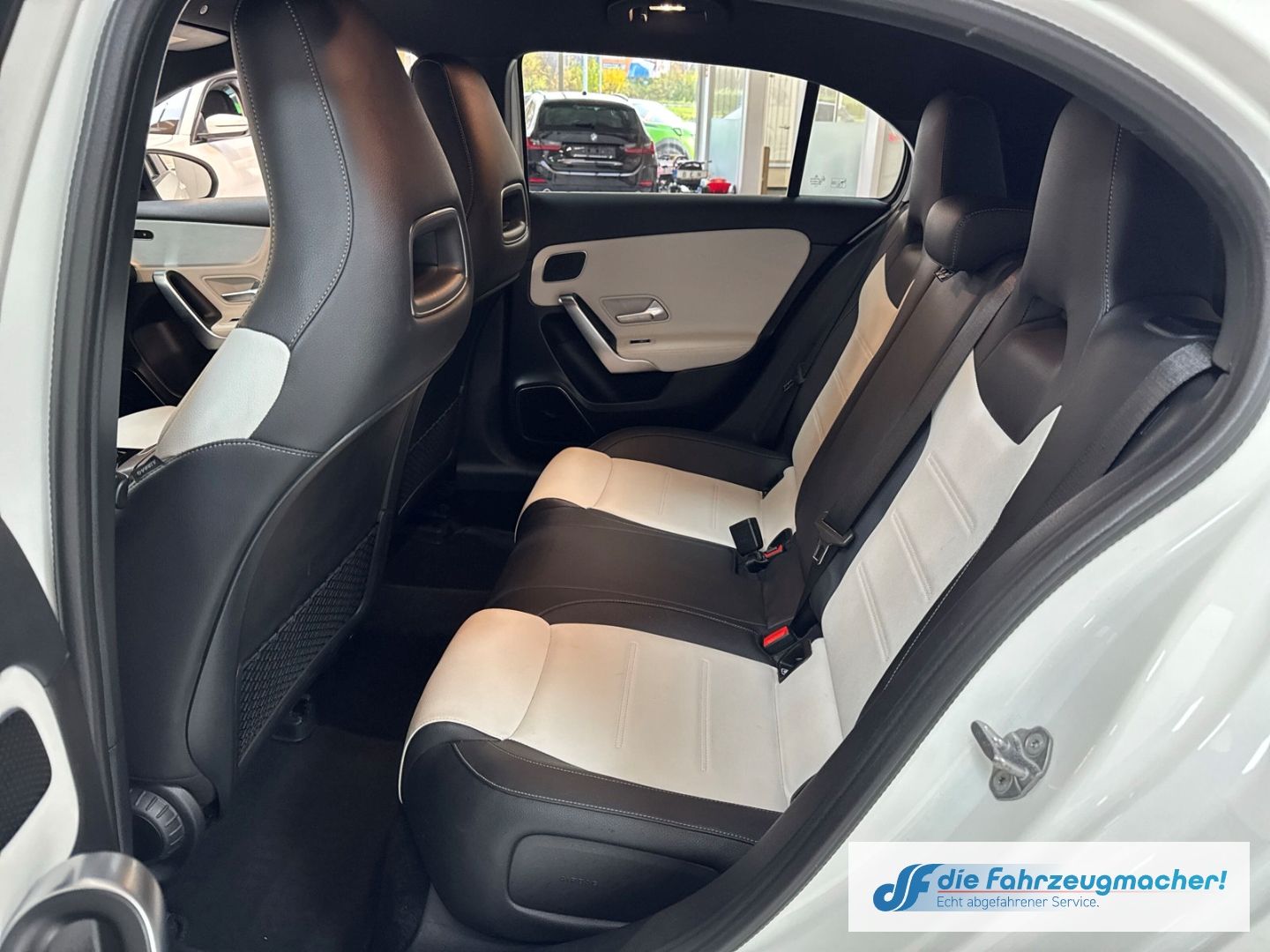 Fahrzeugabbildung Mercedes-Benz A 250 AMG Sportpaket HUD Navi Digitales Cockpit