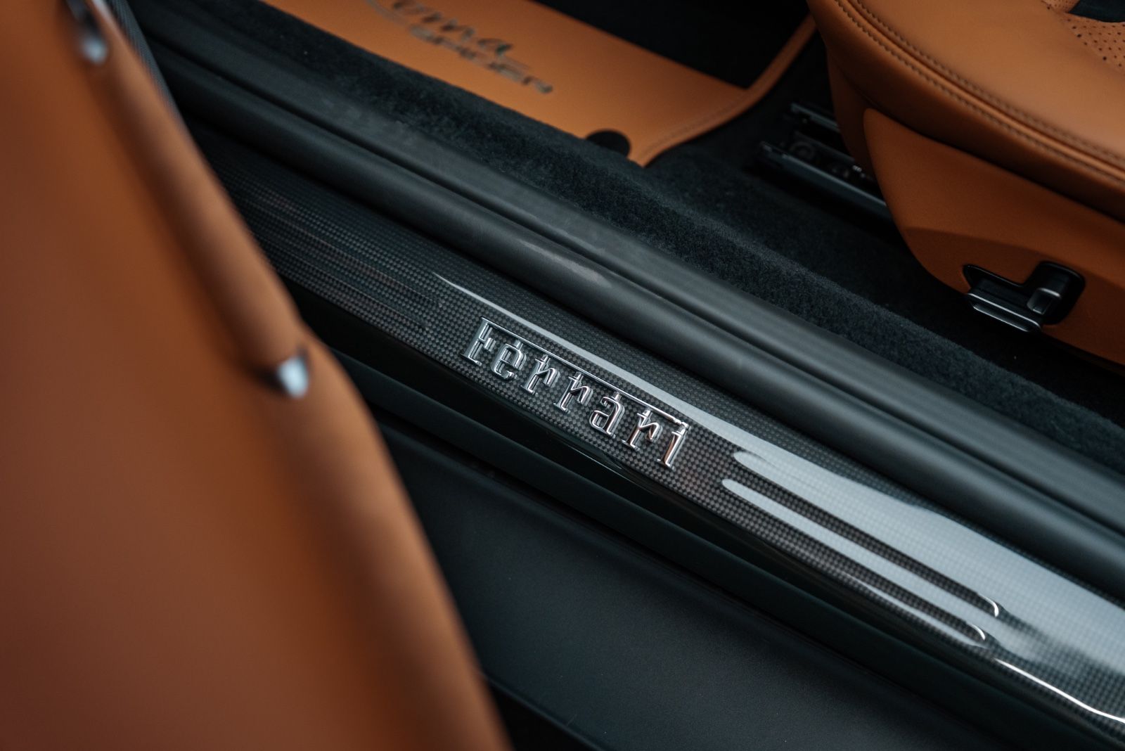Fahrzeugabbildung Ferrari Roma Spider CARBON/SURROUND/HISTORICAL COLOUR