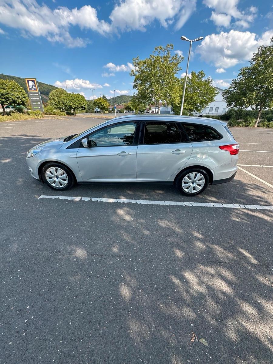 Ford Focus 2012 — rear view