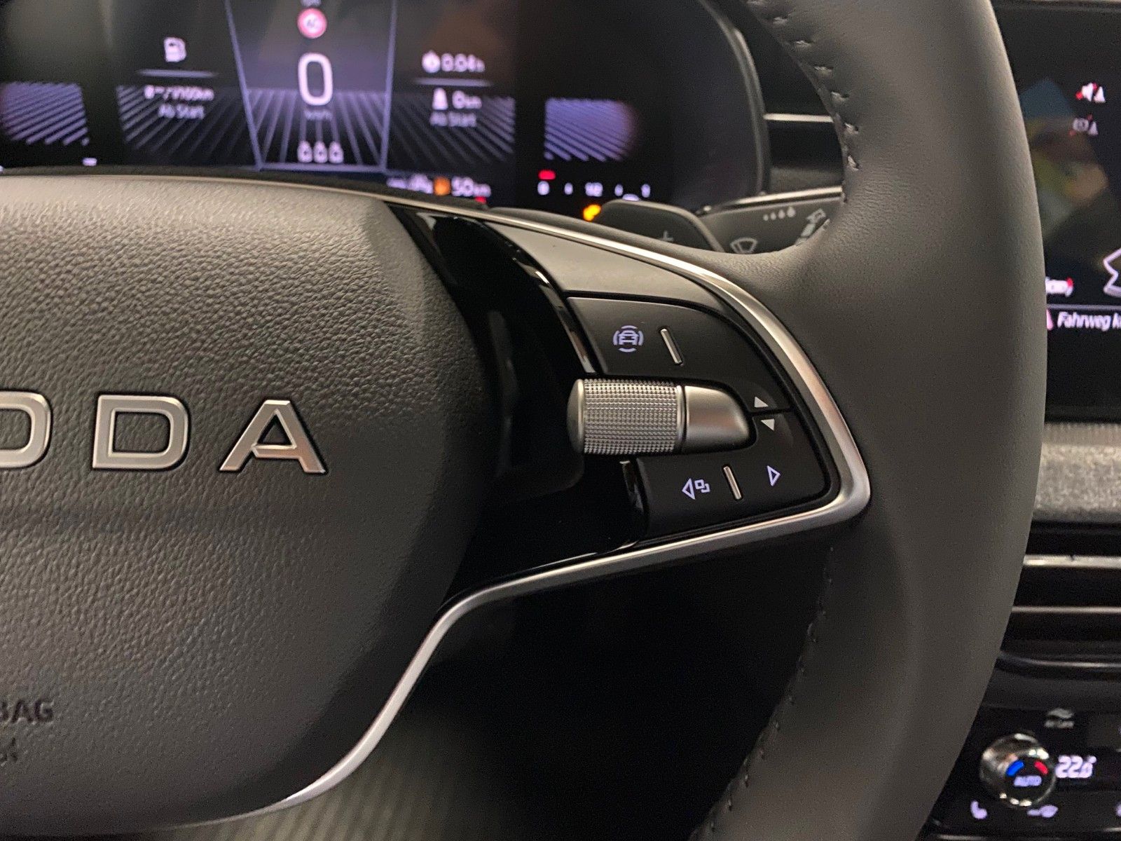 Fahrzeugabbildung SKODA Kamiq 1.0 TSI DSG Selection+KAMERA+PDC+16"Alu+BC