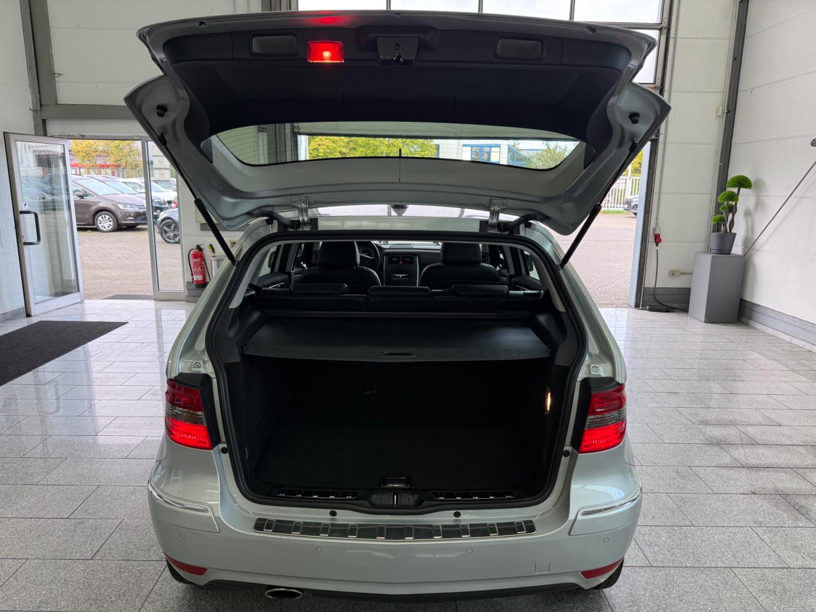 Mercedes-Benz B 200*SPORT*AUTOMATIK*SHZ*NAVI*AHK*TEMP*PARK-ASS