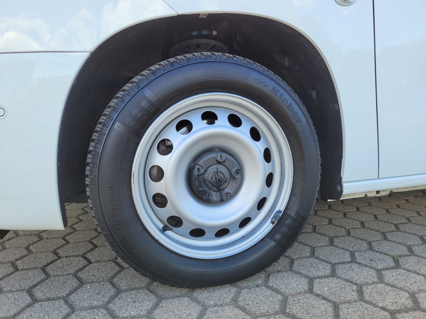 Fahrzeugabbildung Opel Combo Cargo Doppelkabine + AWR + PDC vo. & hi.