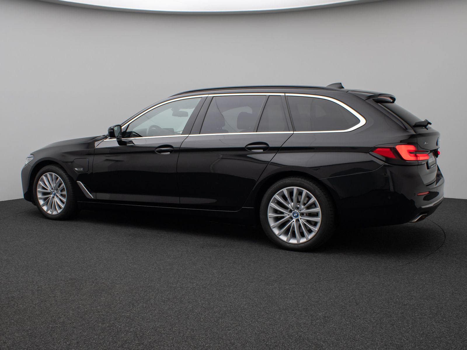 Fahrzeugabbildung BMW 530e xD Luxury Line DAB Komfort HUD Laser HiFi