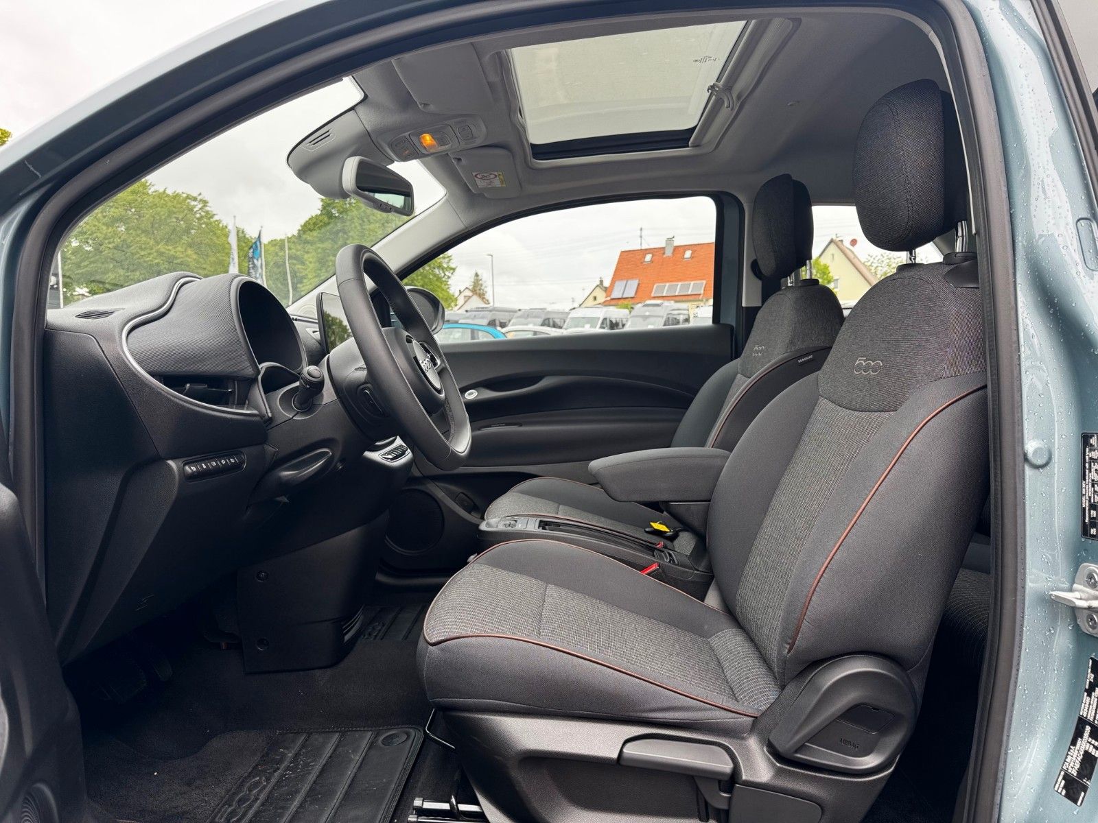 Fahrzeugabbildung Fiat 500e Icon Glasdach Navi Kamera Sitzheizung
