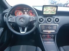 Fahrzeugabbildung Mercedes-Benz A 200d Urban Navi LED SiHz PDC RFK Tempo ePano
