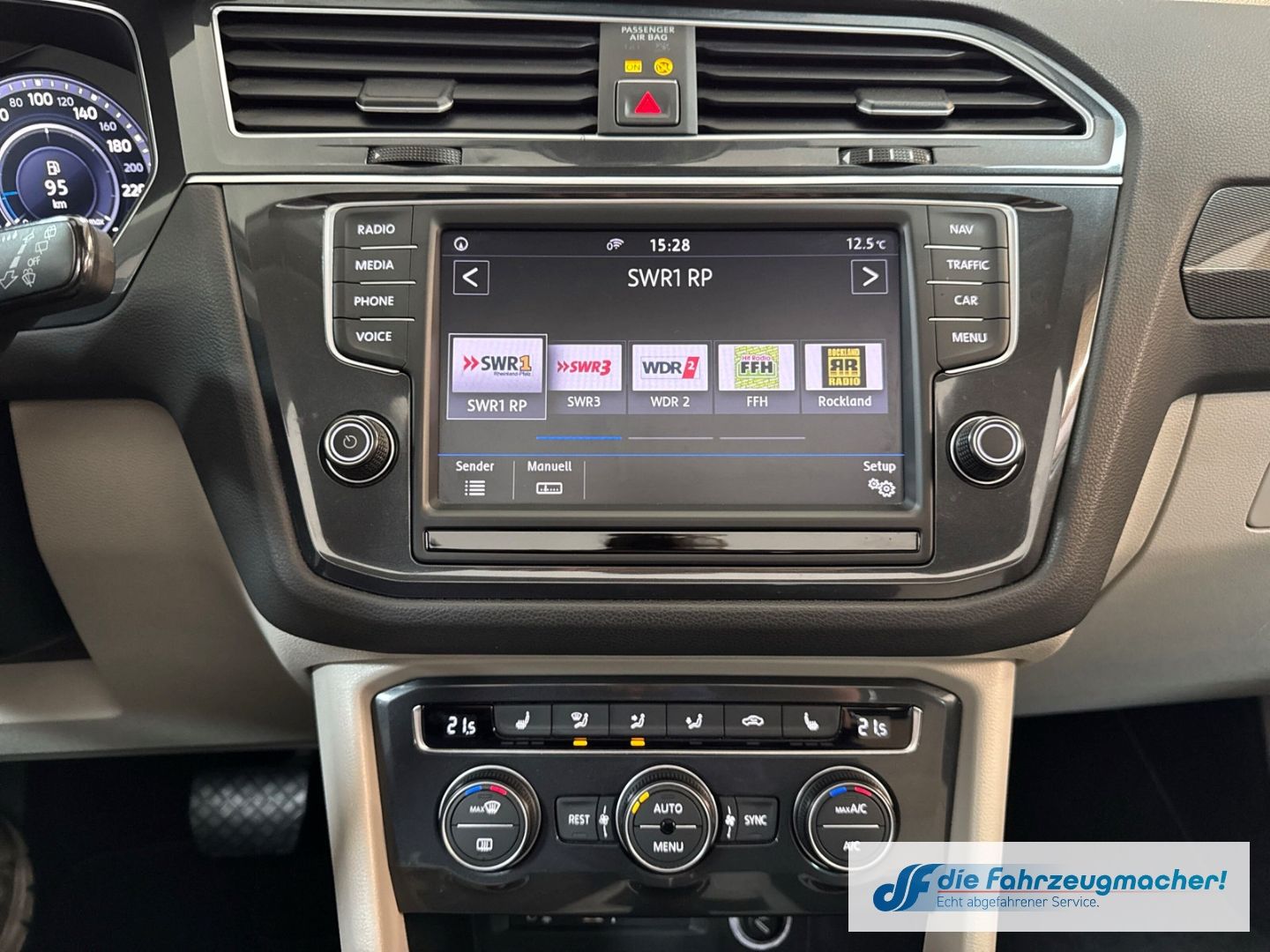 Fahrzeugabbildung Volkswagen Tiguan Highline BMT Start-Stopp El. Panodach Nav