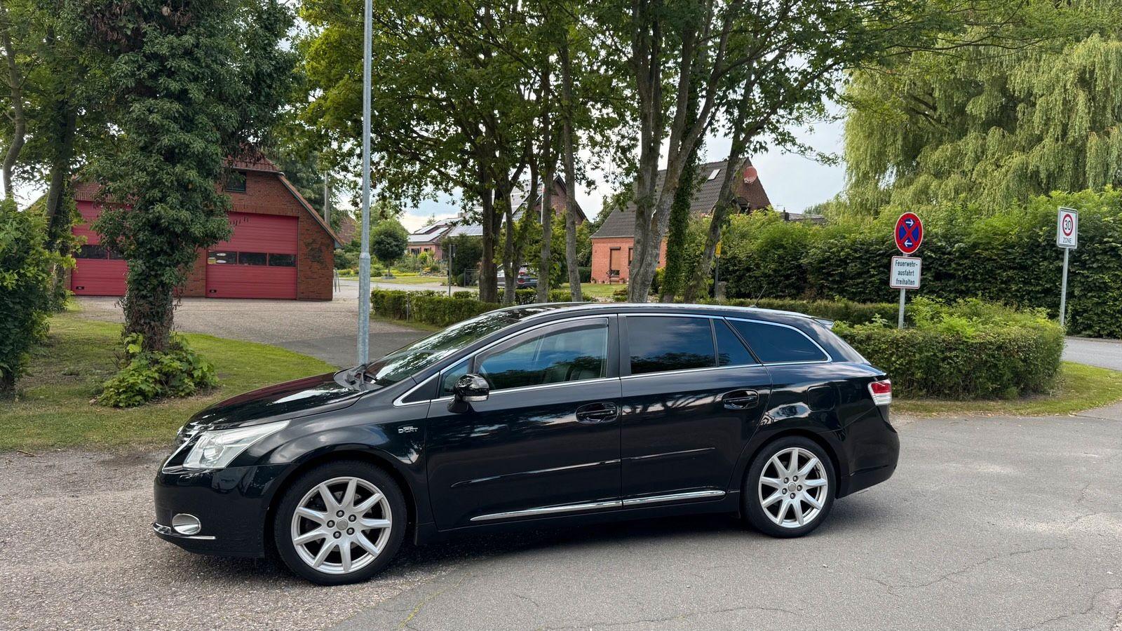 Toyota Avensis 2009 — rear view