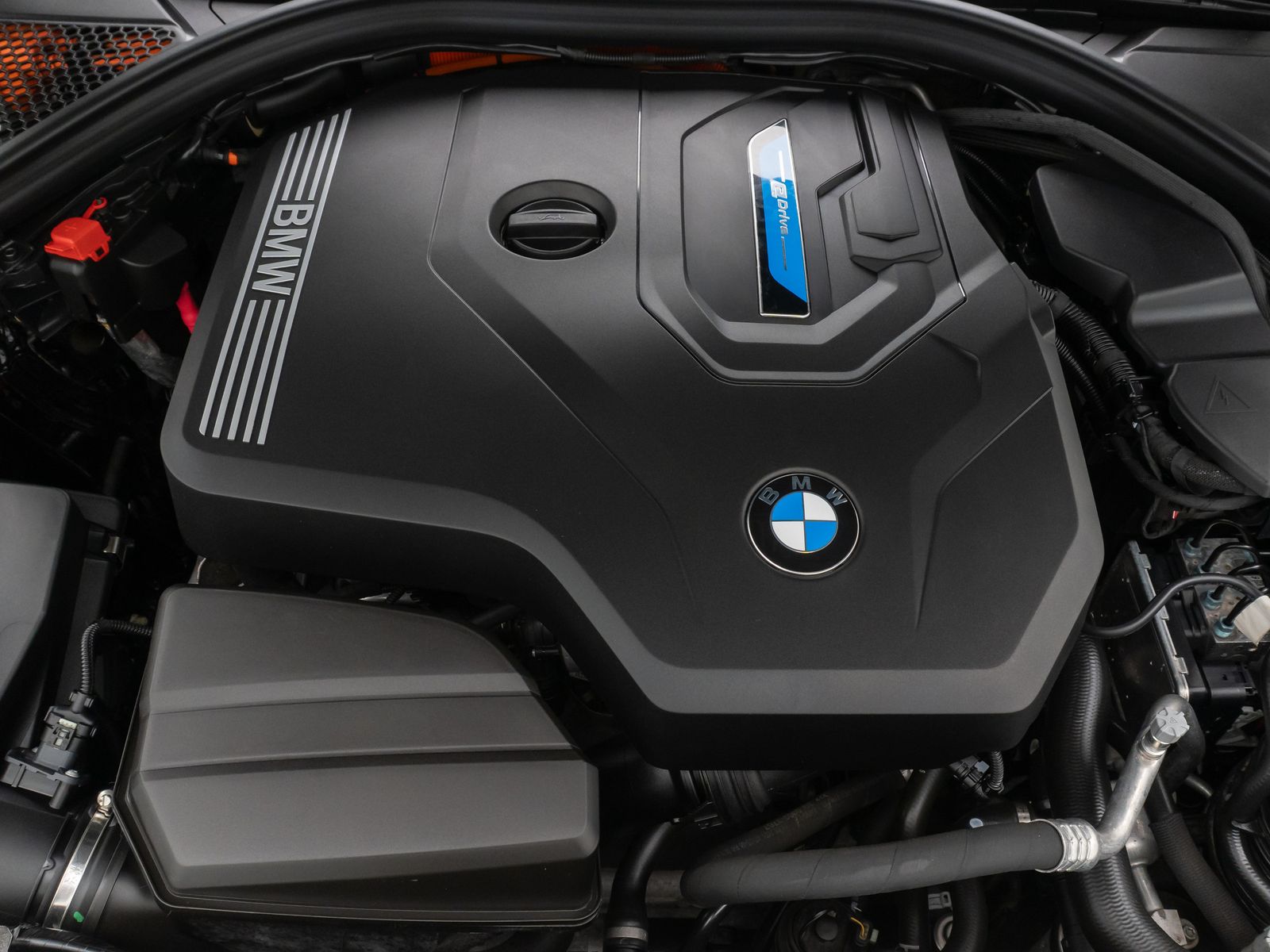 Fahrzeugabbildung BMW 320e xD Sport Line DAB Laser HUD HiFi Panorama