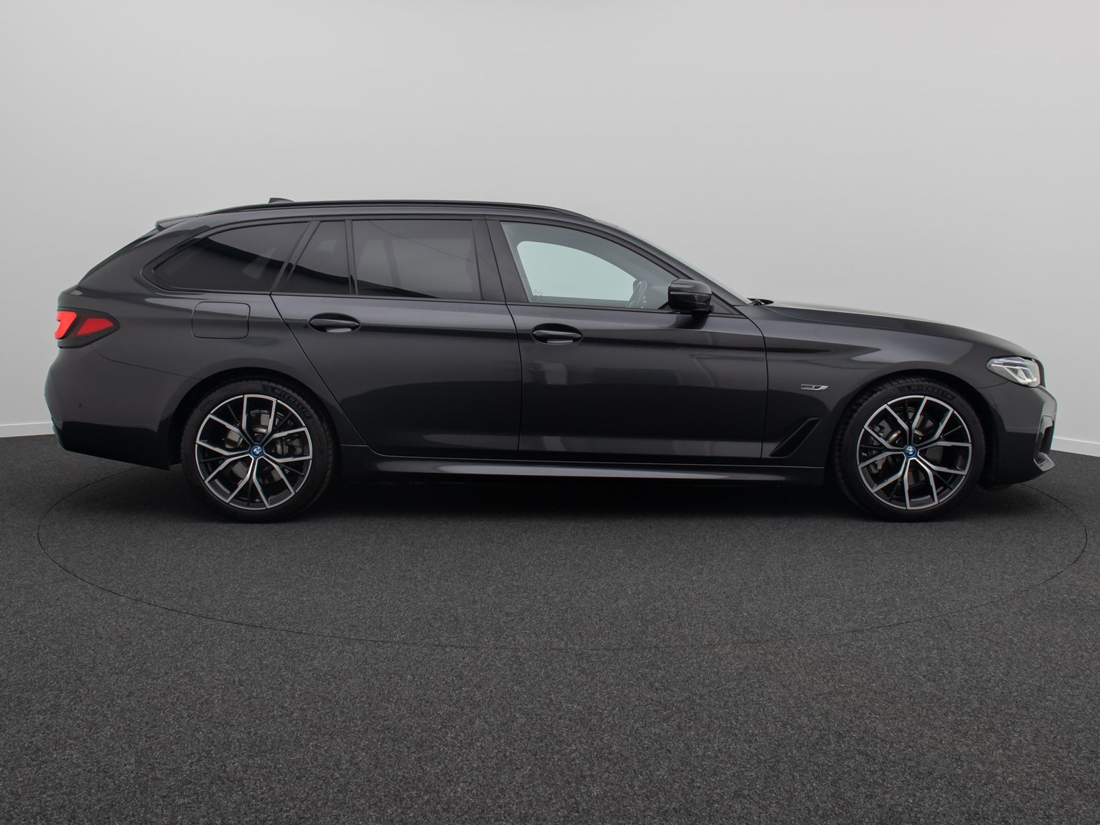 Fahrzeugabbildung BMW 530e M Sport Laser DAB HiFi HUD DispKey Panorama