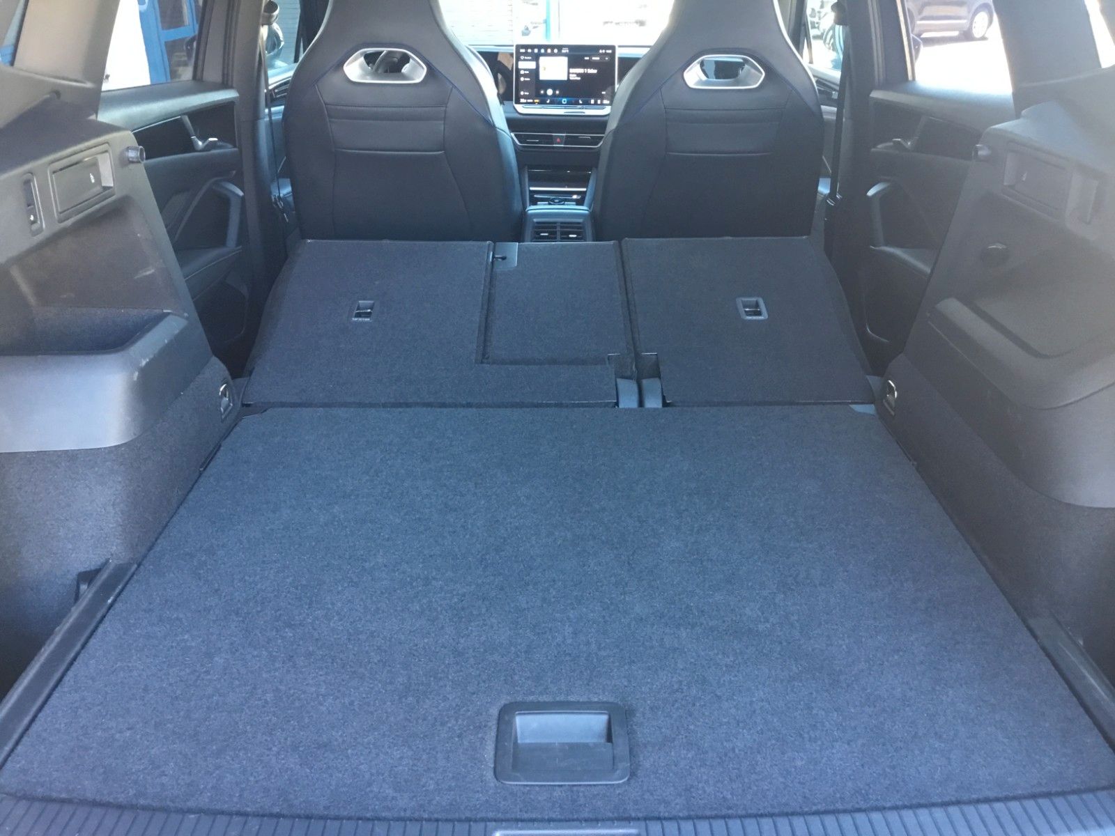 Fahrzeugabbildung Volkswagen Tiguan 2.0 TSI DSG 4M R-Line+Pano+AHK+IQLight+20