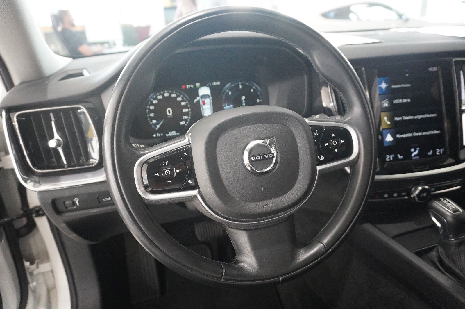 Fahrzeugabbildung Volvo V60 Kombi  MOMENTUM PRO NAVI/LED/KAMERA/SHZ/DAB+
