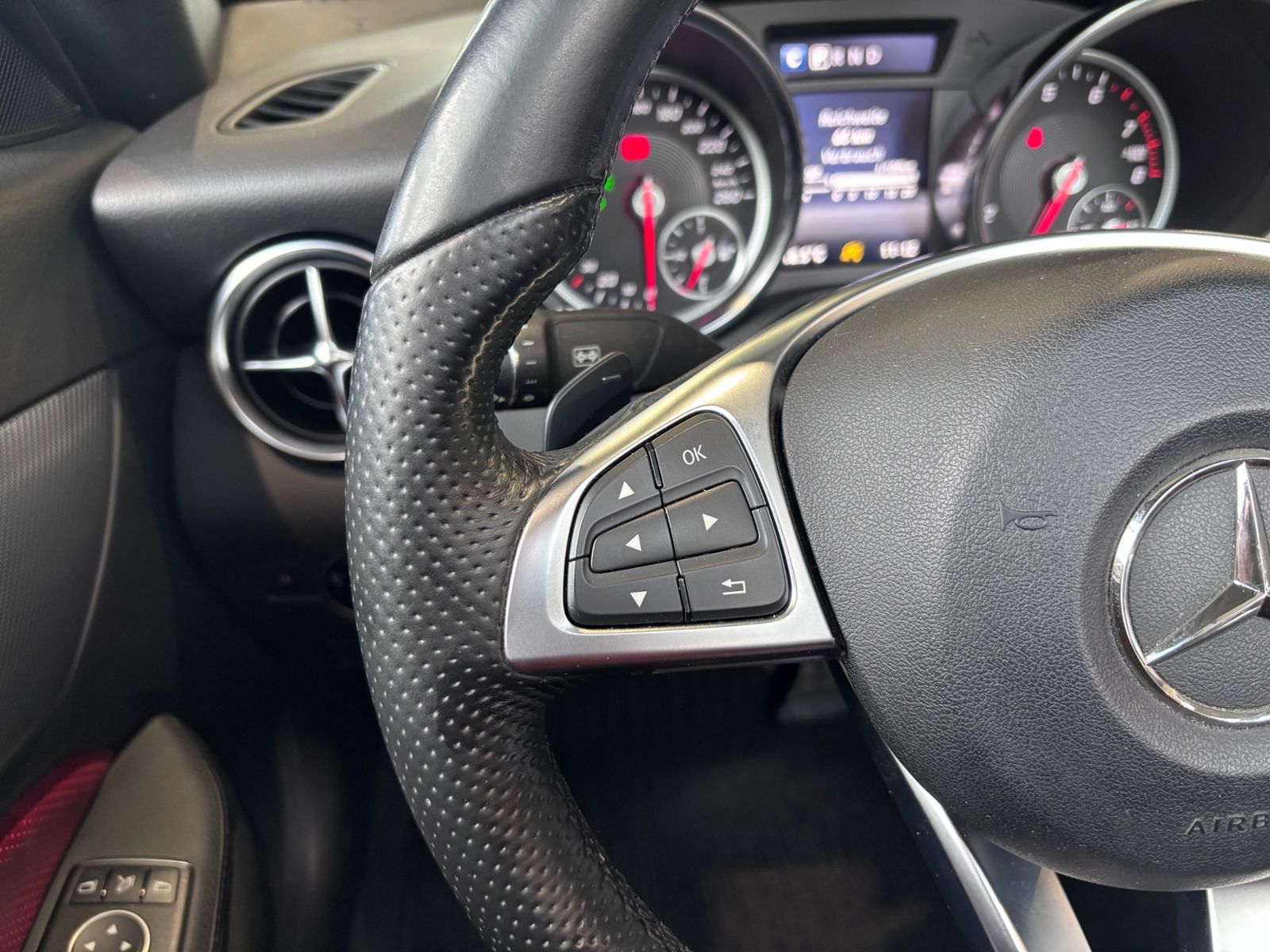 Fahrzeugabbildung Mercedes-Benz SLC 300 9G-Tronic LED NAVI ALU