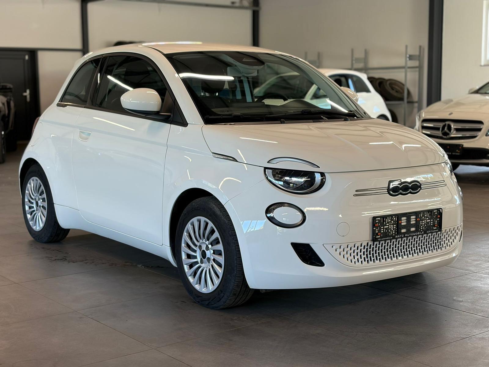 Fiat 500e 11KW+CARPLAY+TEMP+SPUR.ASS+STAND.HZ+NAVI+