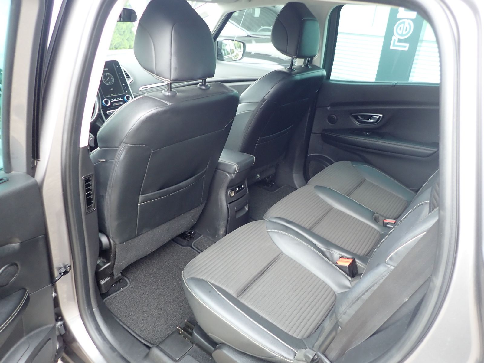 Fahrzeugabbildung Renault Grand Scenic TCe 160 BOSE EDITION 7-SITZER/NAVI/