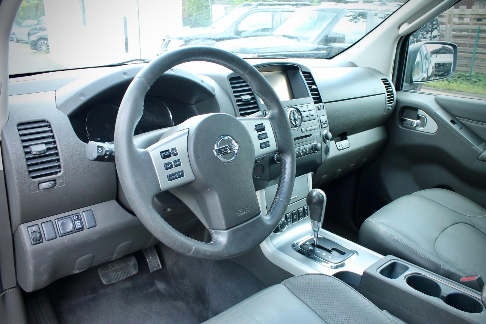 Nissan Navara 3.0 V6 dCi 231 ch BVA 4x4 / 184 000 km / Cuir brun / Toit ouvrant / Bose / Hardtop