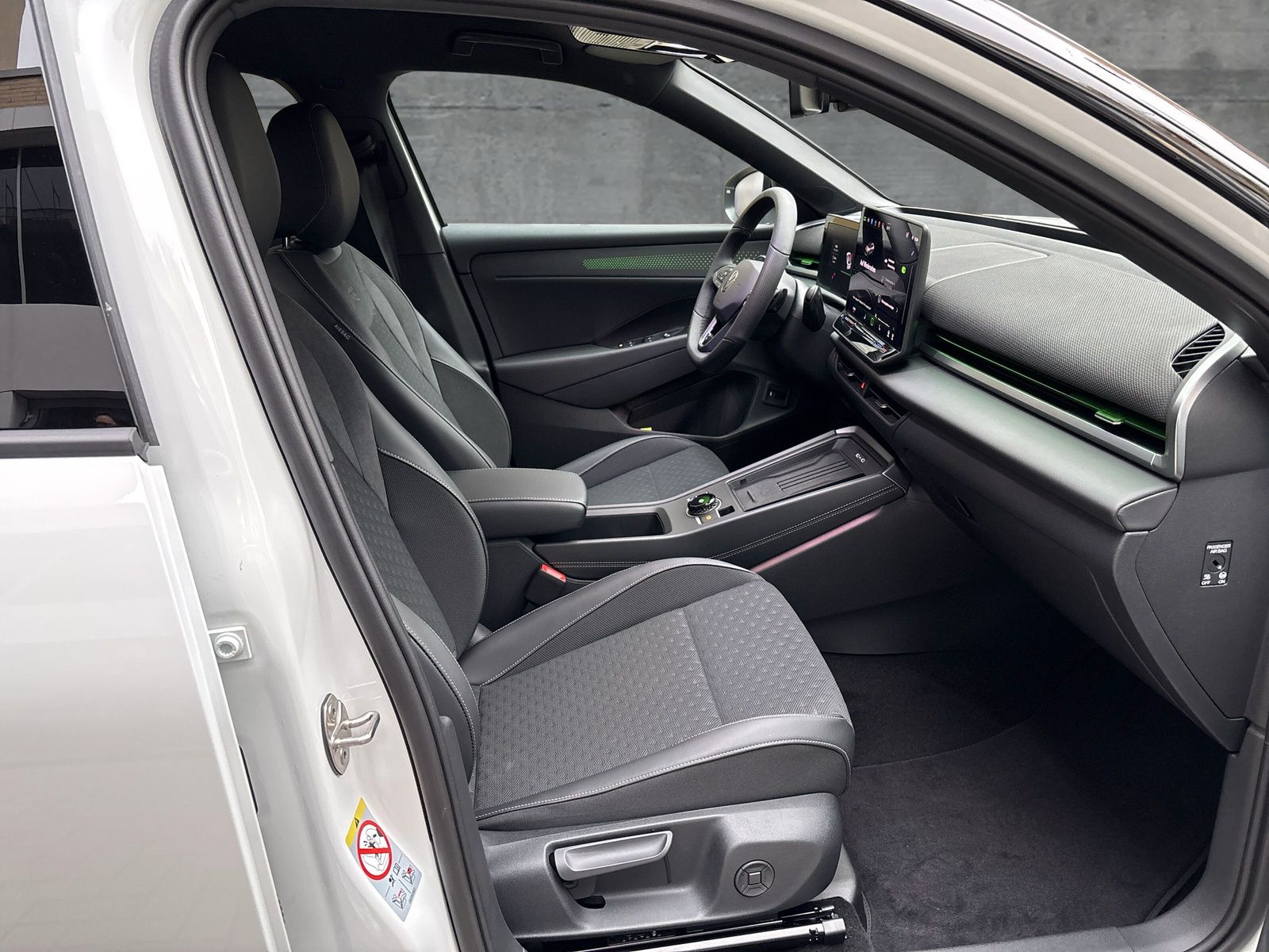Fahrzeugabbildung Volkswagen T-Roc R-Line 1.5 eTSI DSG App-Connect RFK