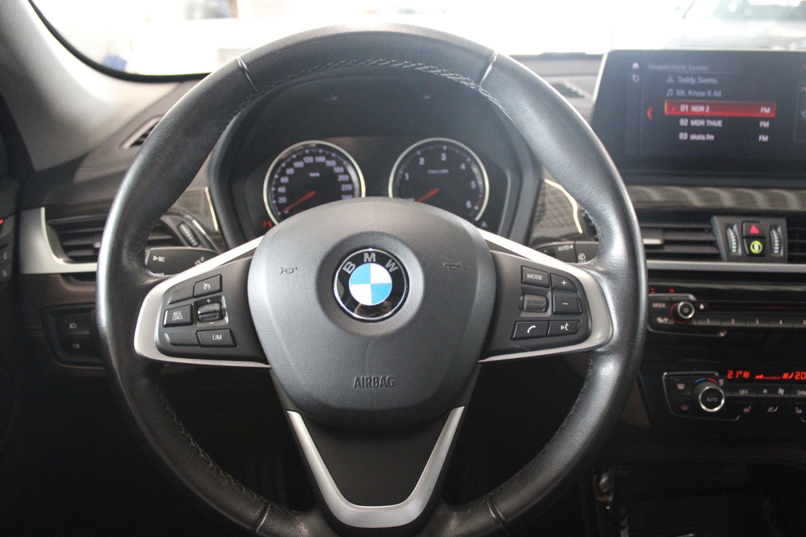 Fahrzeugabbildung BMW X1 xDrive20d Sport Line Aut. Pano AHK Leder LED