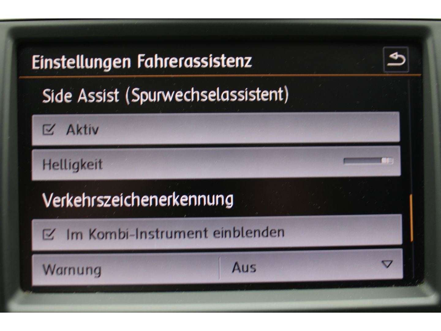 Fahrzeugabbildung Volkswagen Passat Variant Highline R-Line LED ACC StHZg Led