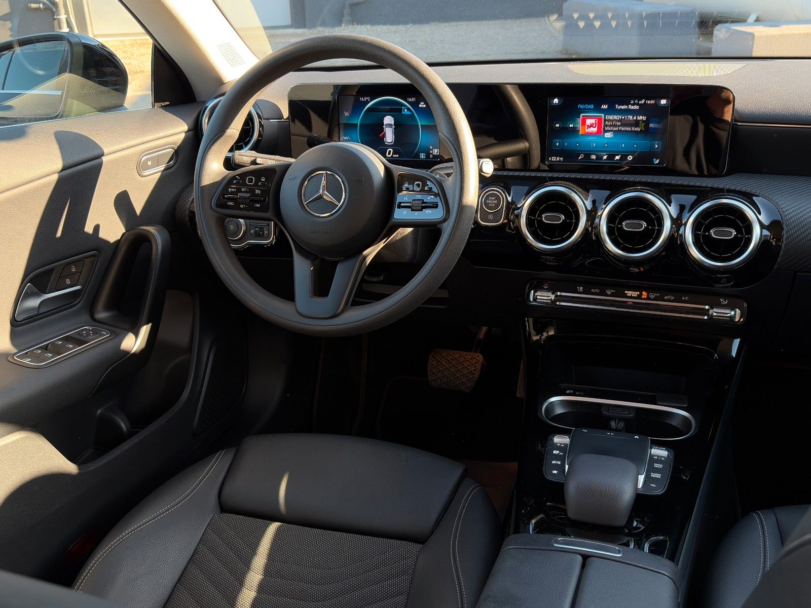 Fahrzeugabbildung Mercedes-Benz CLA 180 SB SHZ LKA MBUX CarPlay TEMP KLIMA Navi