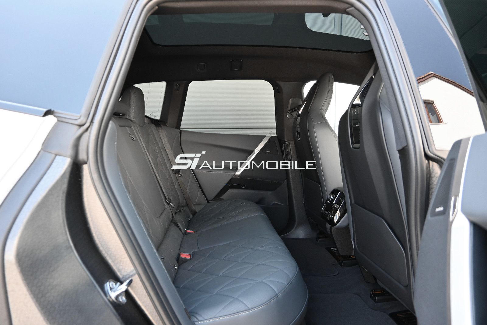Fahrzeugabbildung BMW iX xDrive50 °AHK°AMIDO°LUFTFEDERUNG°PARKING PROF