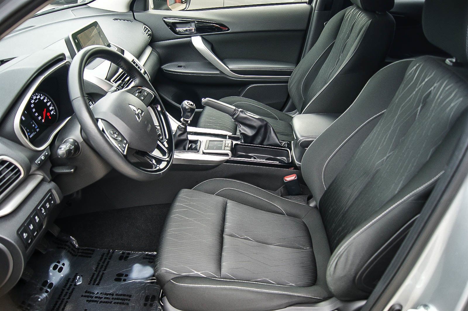 Fahrzeugabbildung Mitsubishi Eclipse Cross Intro Edition2WD 1HAND LED HEAD-UP