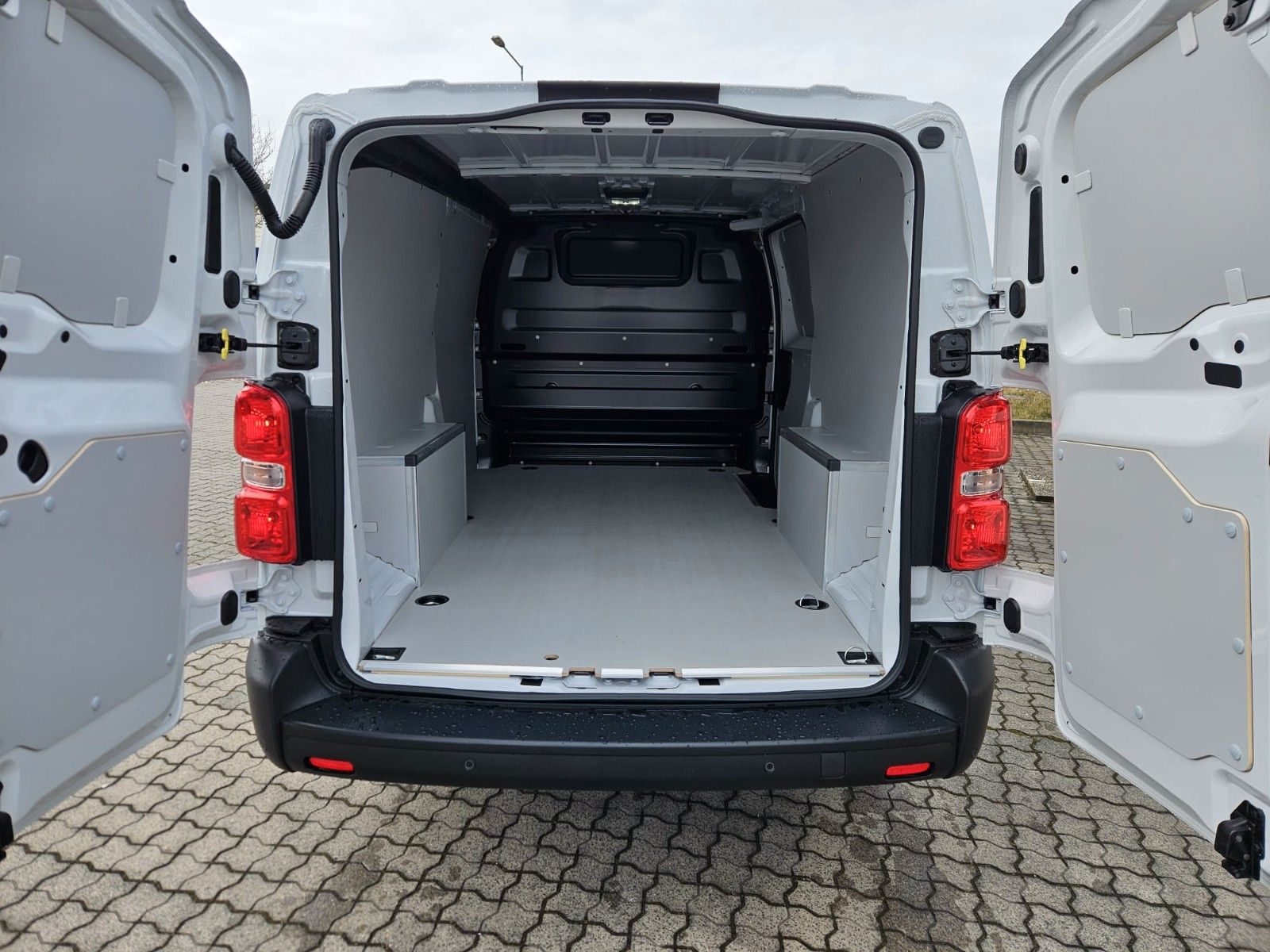 Fahrzeugabbildung Fiat Scudo Kastenwagen L3 145 PS/Comfort Paket