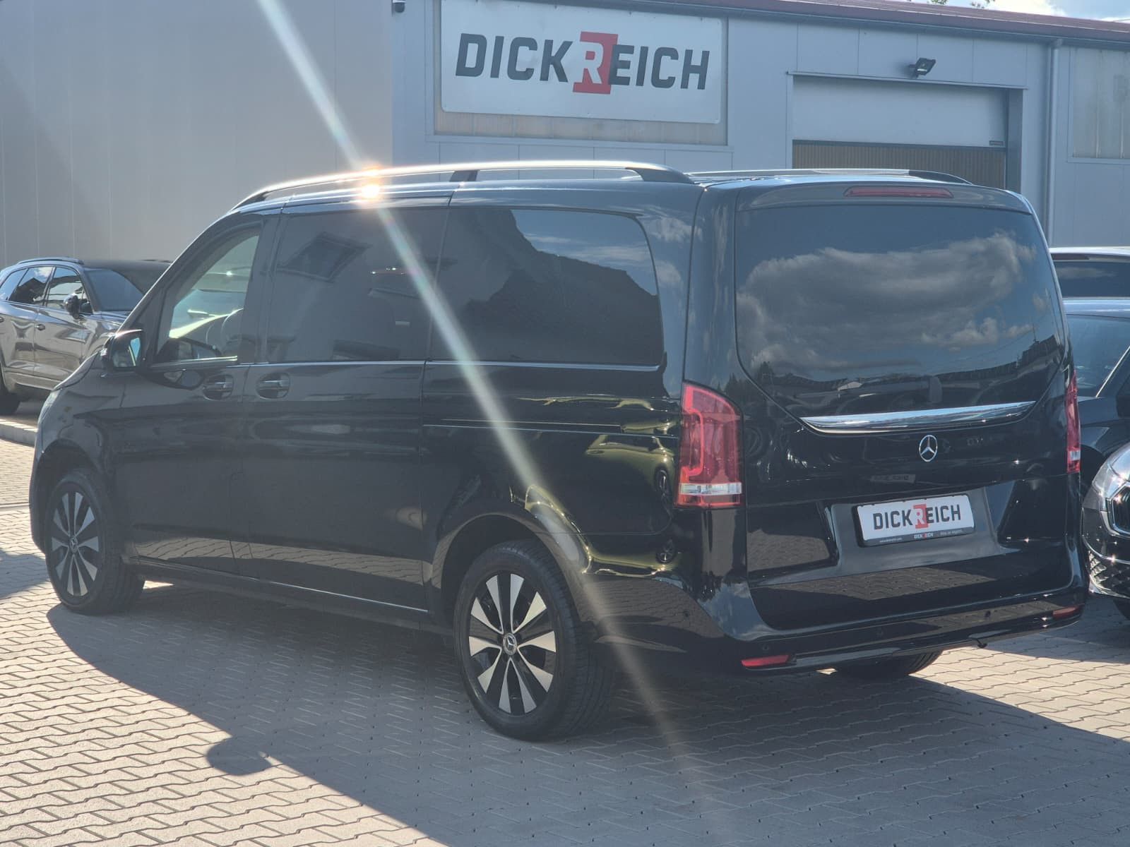 Fahrzeugabbildung Mercedes-Benz V 250 d EDITION 4MATIC lang LED*DISTRON.*MBUX10"