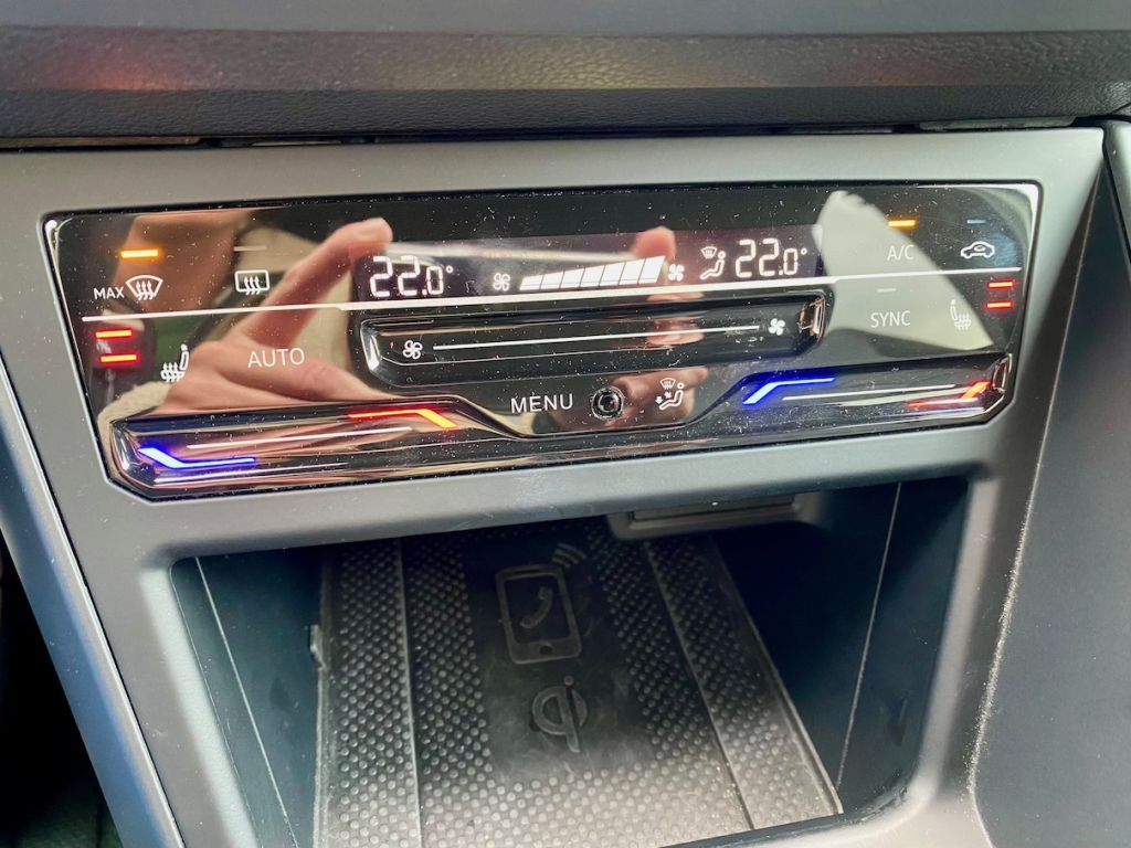 Fahrzeugabbildung Volkswagen Taigo 1.5 DSG R-Line AAC SHZ GJR KAMERA