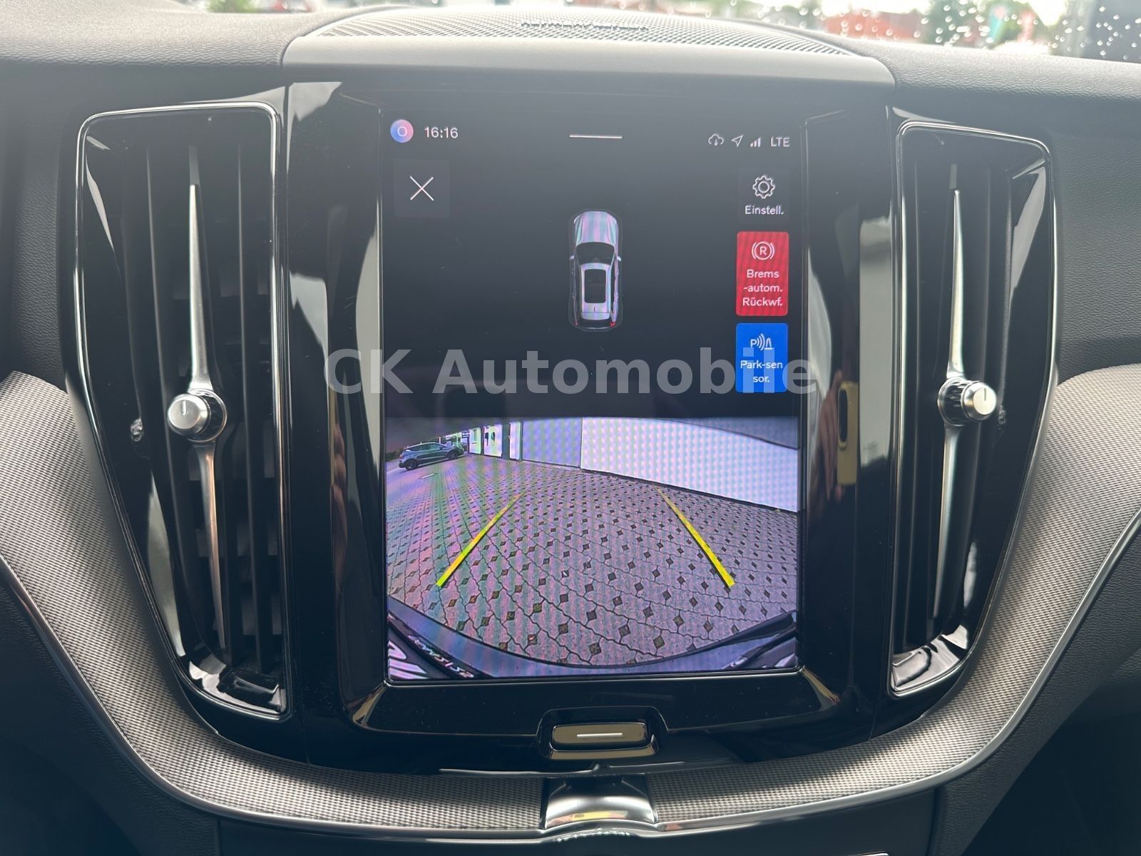 Fahrzeugabbildung Volvo XC60 R Design 2WD/Navi/Pano/Kamera/LED